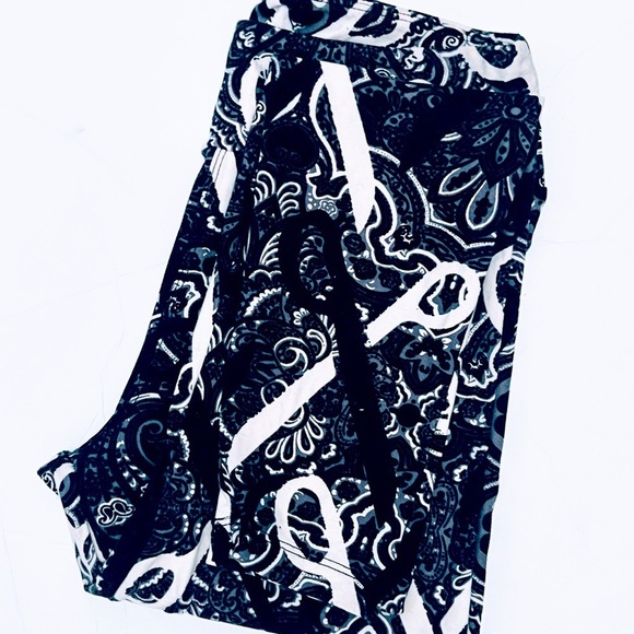 LULAROE Black and White Scissor Print Leggings - Picture 5 of 5